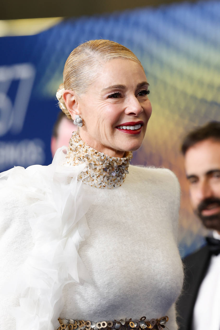 Belén Rueda brilló en la alfombra roja de los Goya 2023 con un moño de bailarina con acabado 'wet' y un maquillaje clásico con labios rojos, sombras rosas metalizadas y varias capas de máscara de pestañas. 