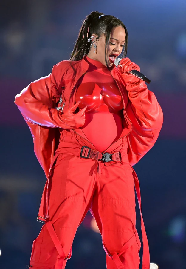 El look de Rihanna en la Super Bowl: un mono y una capa roja