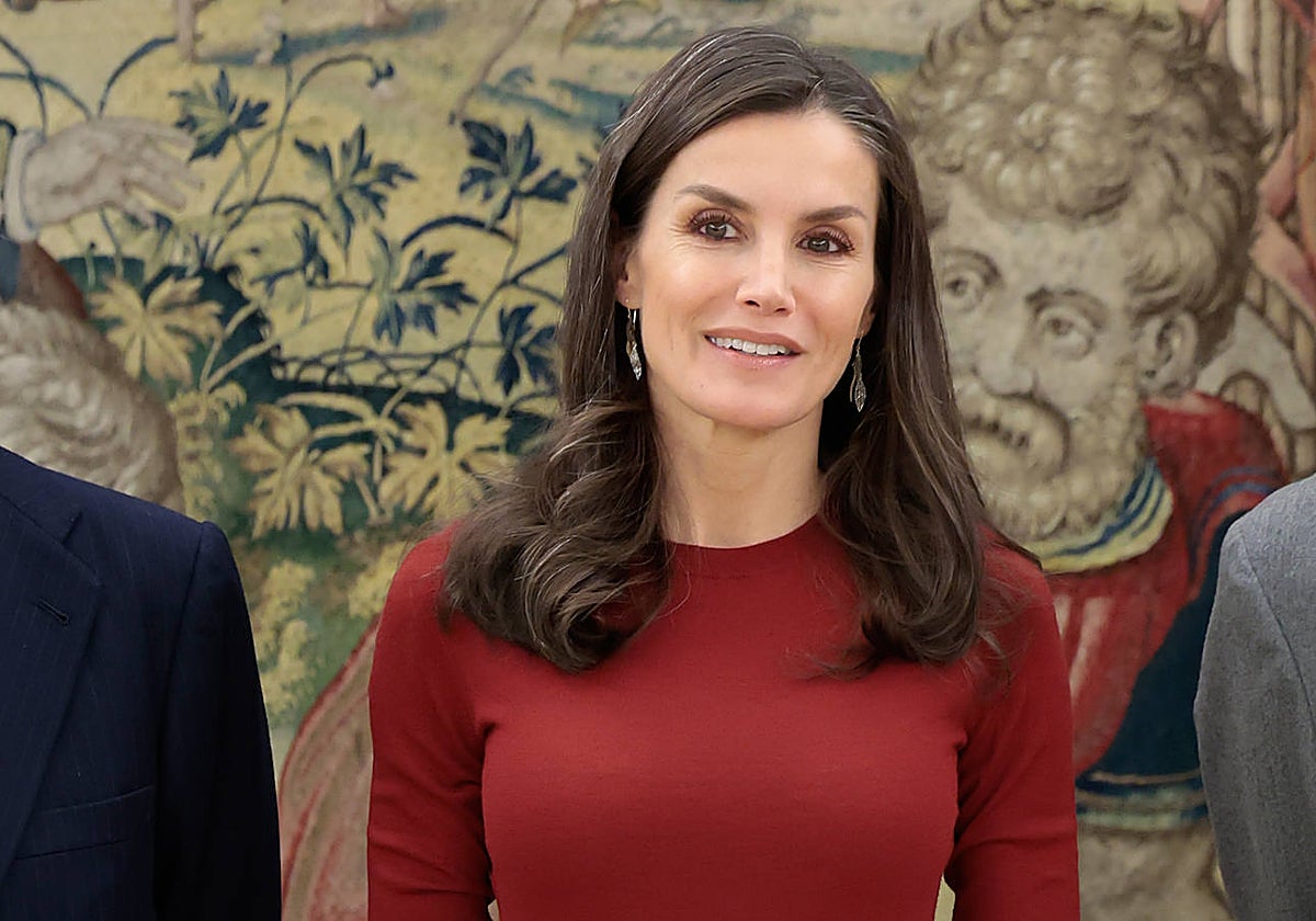 Doña Letizia repite su look monocromático más comentado.