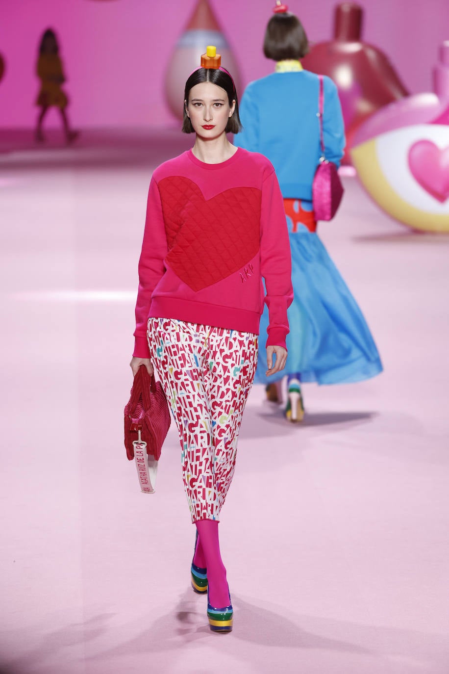 Ágatha Ruiz de la Prada Otoño/Invierno 2023/24. Los corazones no han faltado entre las propuestas de la diseñadora. 
