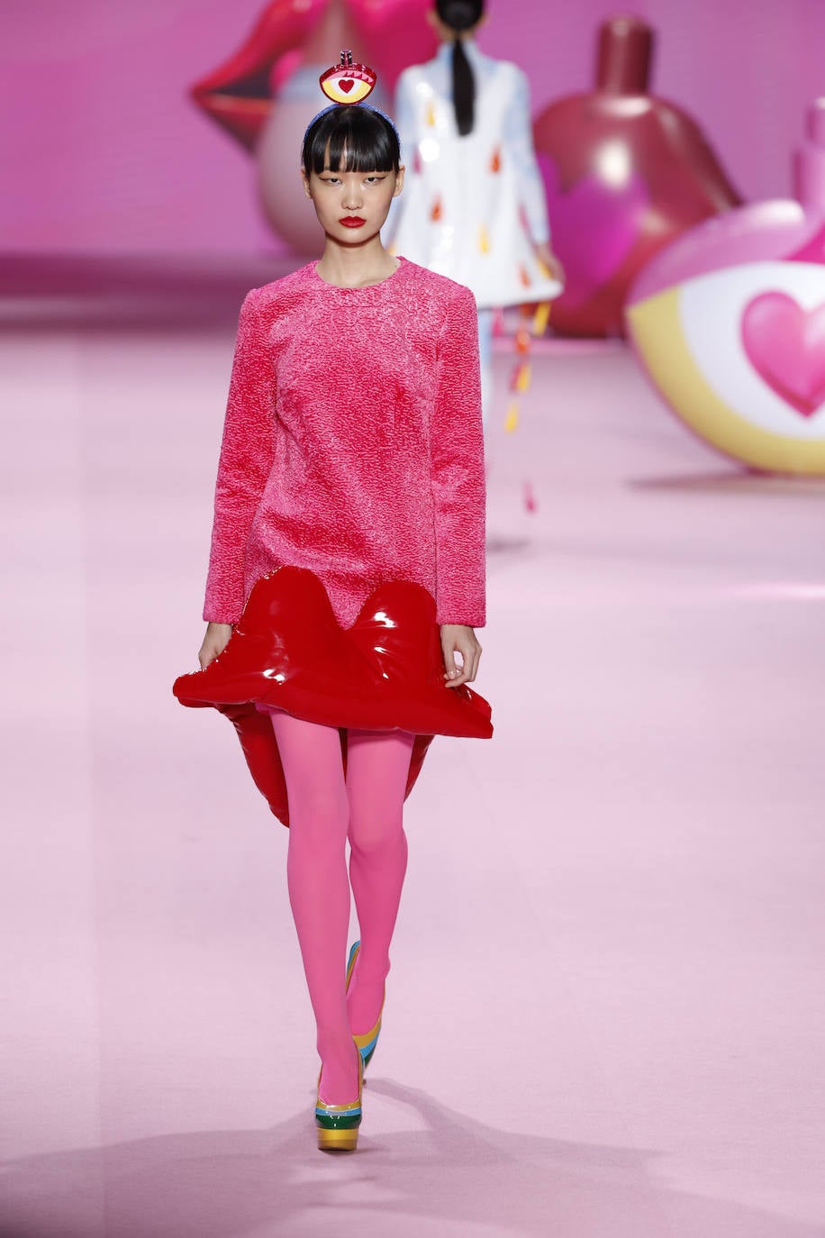 Ágatha Ruiz de la Prada Otoño/Invierno 2023/24. Las modelos han llevado zapatos de plataforma. 