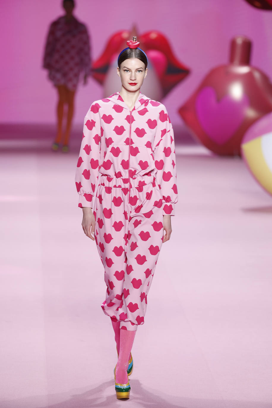 Ágatha Ruiz de la Prada Otoño/Invierno 2023/24. Los monos, entre las propuestas de la firma más alegre. 