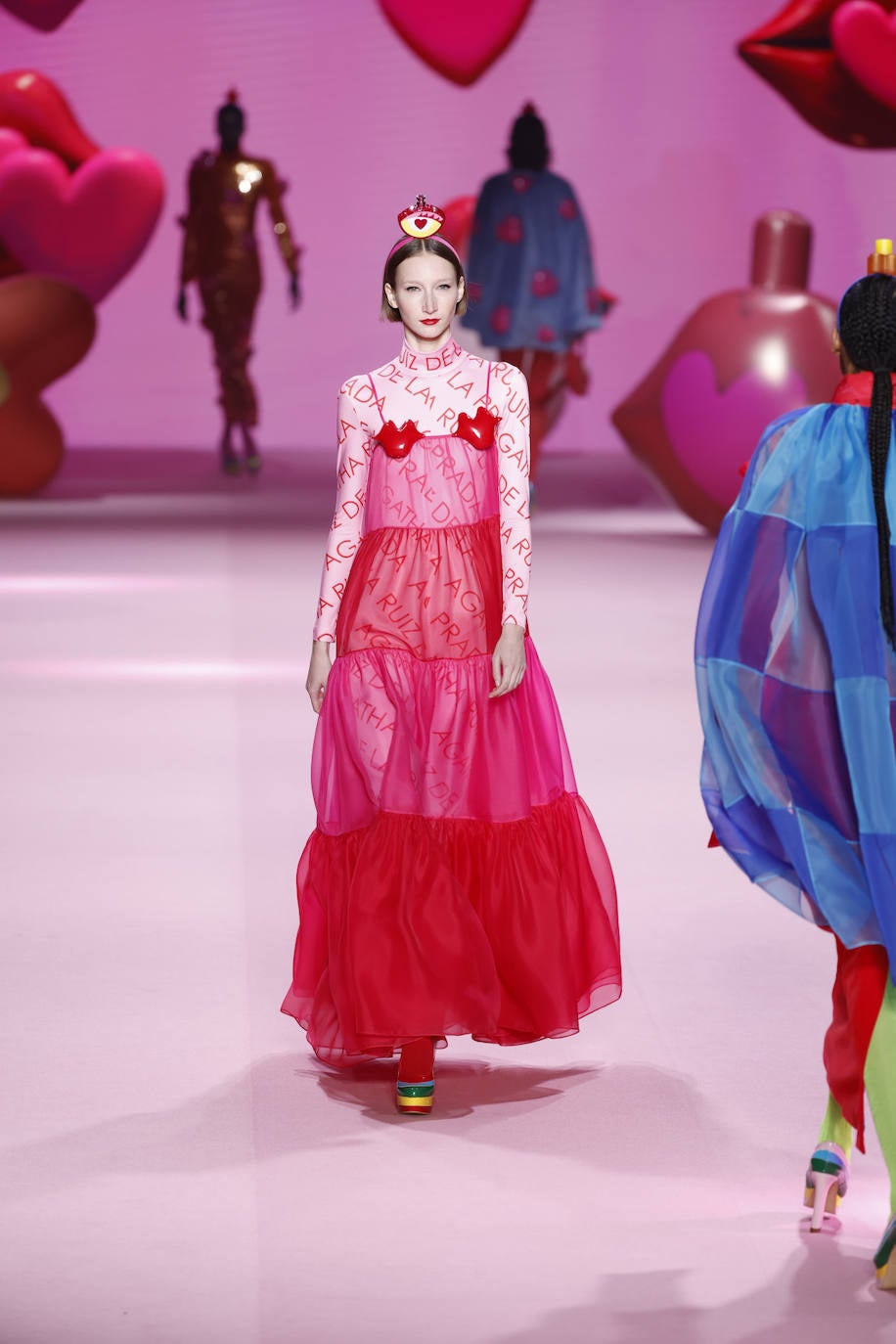 Ágatha Ruiz de la Prada Otoño/Invierno 2023/24. Los perfumes han inspirado esta nueva colección y han estado muy presentes en el desfile, tanto en el escenario como en los tocados que lucían las modelos. 