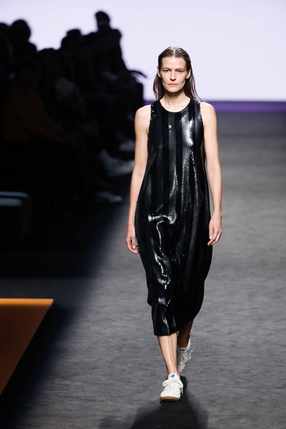 Pablo Erroz Otoño/Invierno 2023/24. Vestido negro confeccionado con mezcla de tejidos. 