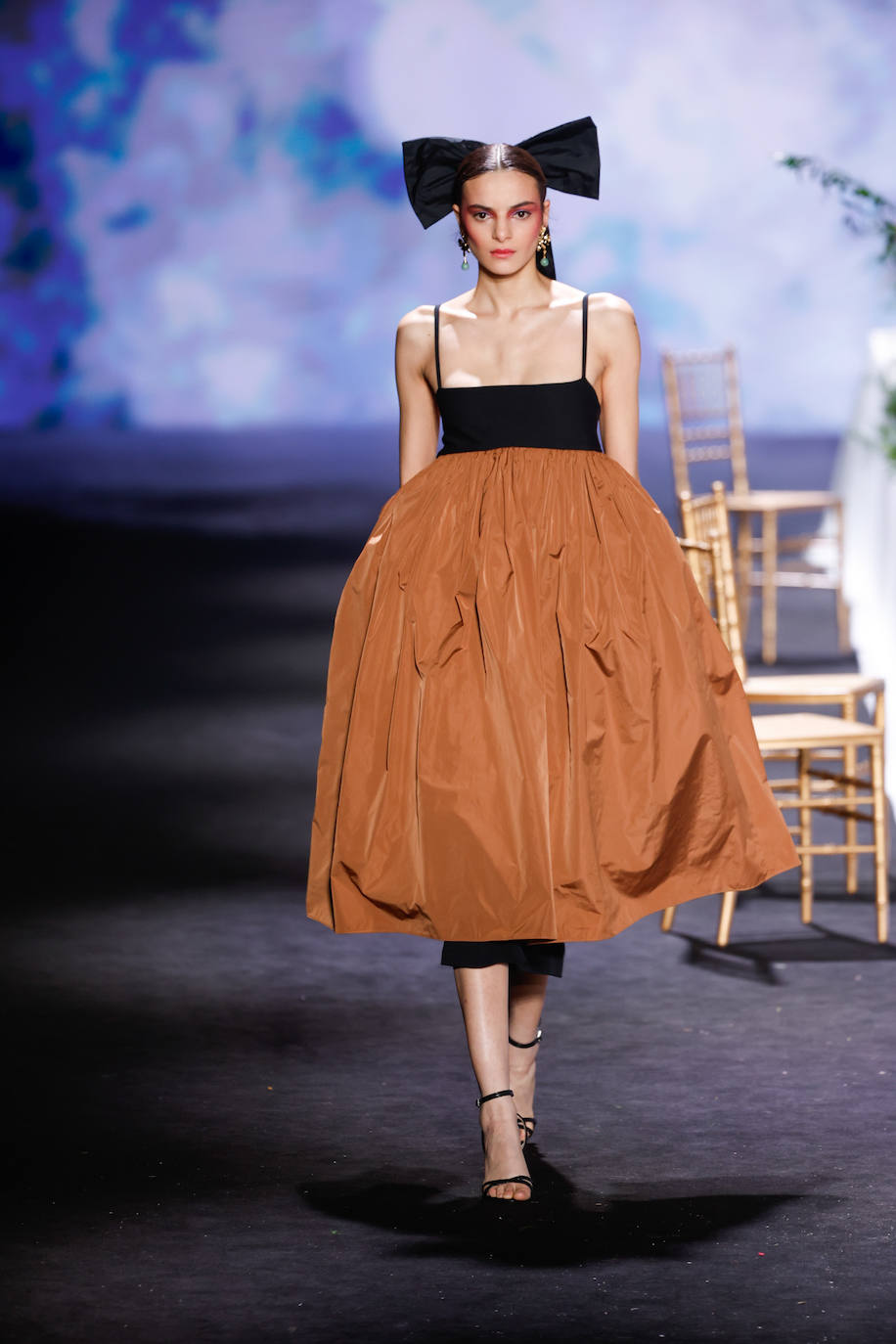 Encinar Otoño/Invierno 2023/24. El marrón, uno de los tonos protagonistas, junto al negro, en esta colección. 