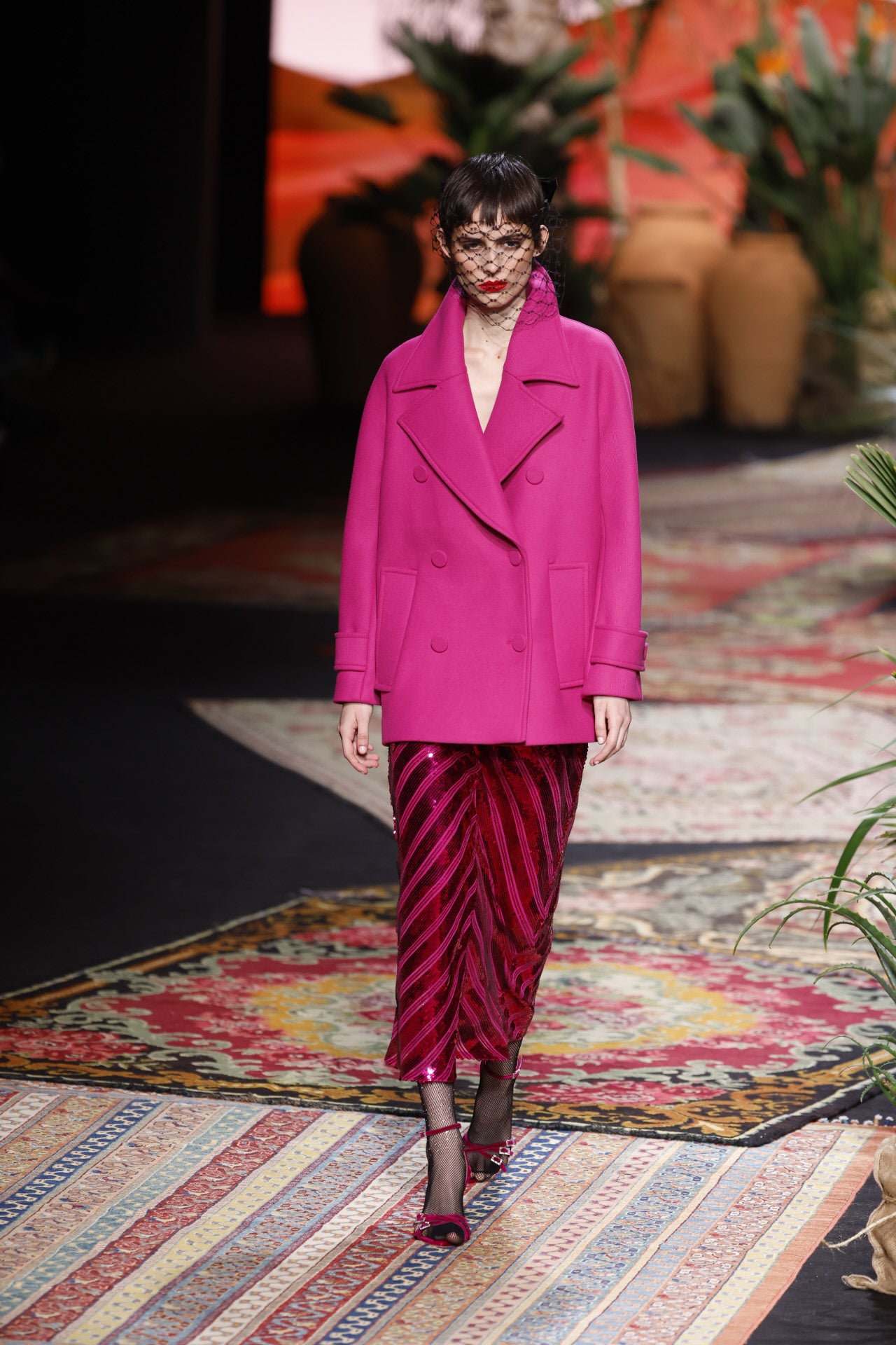 Jorge Vázquez Otoño/Invierno 2023/24. El accesorio que ha cobrado protagonismo es la rejilla cubriendo el rostro. 