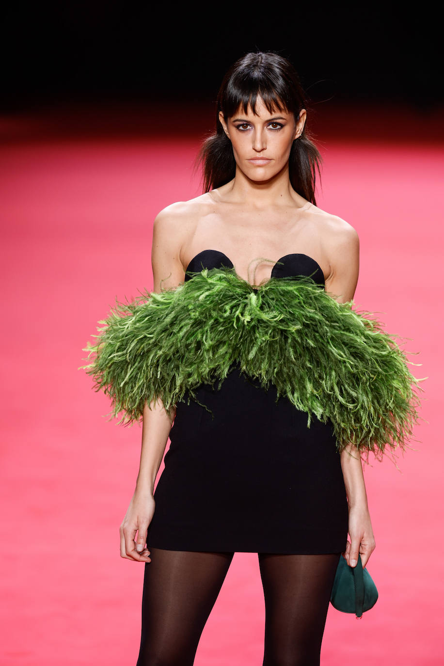 La pieza musical indicaba el inicio del desfile, que comenzó en un gran hall donde Pedro del Hierro trasladó a todos sus invitados para observar y admirar la llegada de diferentes looks de gala