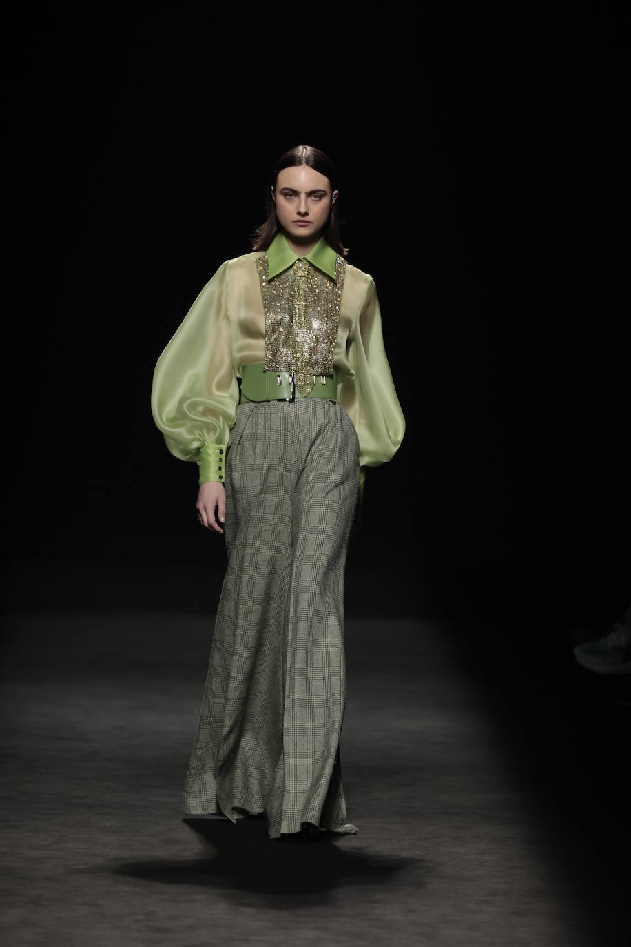 Drapeados fluidos, elegantes y sexis combinan con otras piezas más rígidas