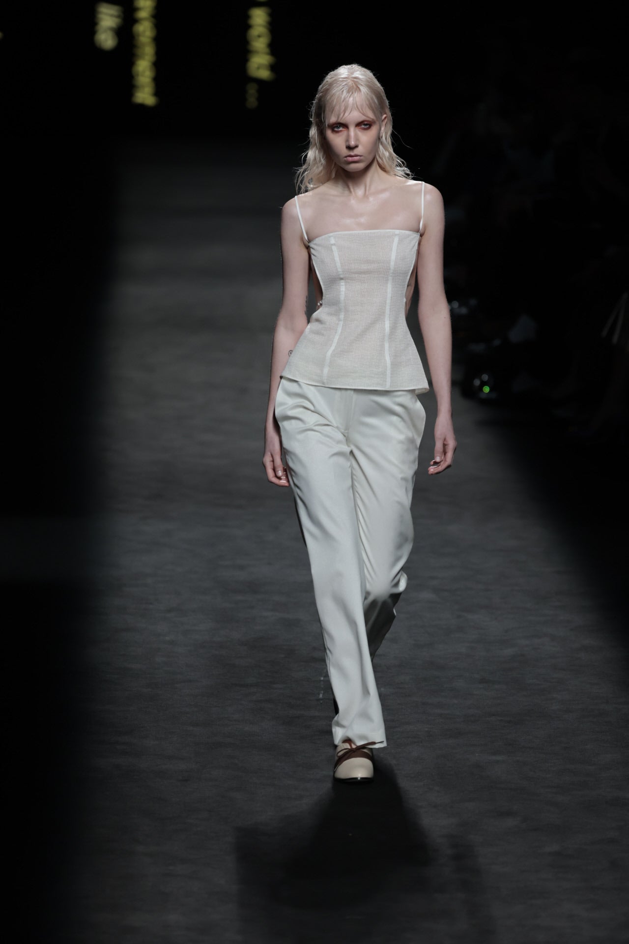 Otrura Otoño/Invierno 2023/24. Los looks minimalistas han estado muy presentes en el desfile.