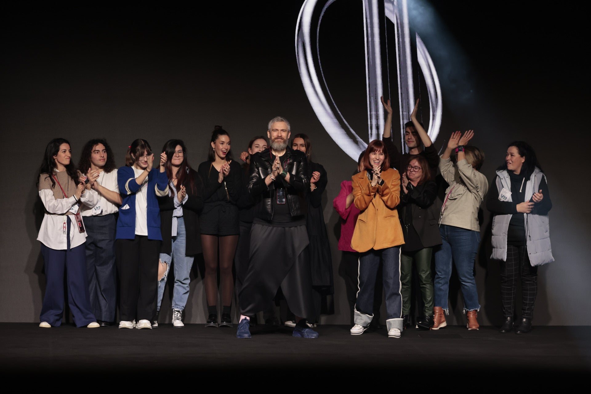 Otrura Otoño/Invierno 2023/24. El diseñador sube a la pasarela, una vez finalizado el desfile, junto con su equipo.