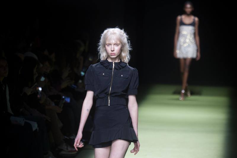 Piezas sensuales y rockeras en la colección otoño/invierno 2023/24 que la diseñadora Teresa Helbig ha presentado en la Mercedes Benz Fashion Week Madrid y que está inspirada en la figura histórica de Ana Bolena.