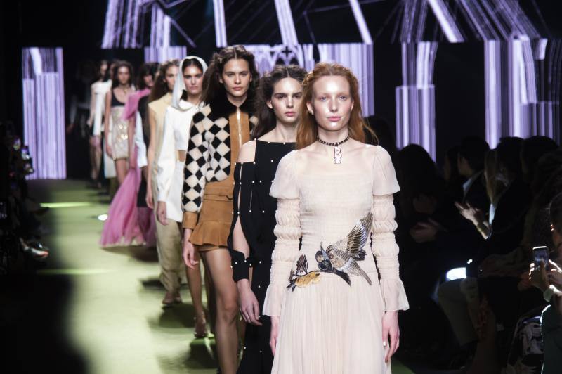 La colección otoño/invierno 2023/24 que ha presentado Teresa Helbig en su desfile de la Mercedes Benz Fashion Week Madrid está inspirada en la histórica figura de Ana Bolena. 
