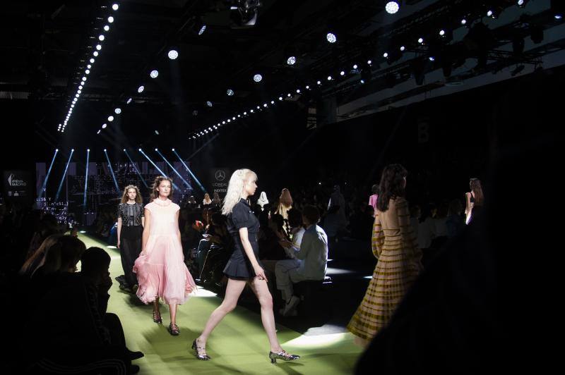 La colección otoño/invierno 2023/24 que ha presentado Teresa Helbig en su desfile de la Mercedes Benz Fashion Week Madrid está inspirada en la histórica figura de Ana Bolena.