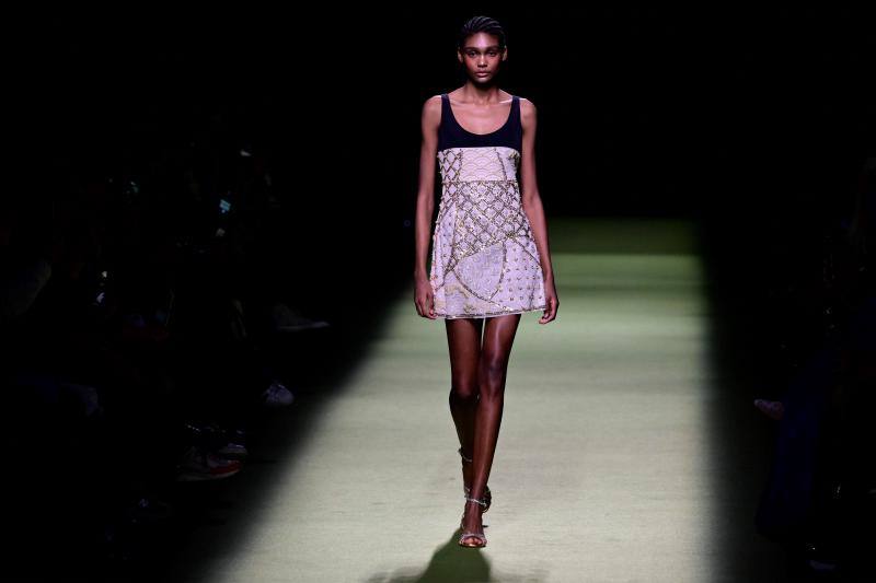 Minifaldas y originales combinaciones con geometrías en la colección otoño/invierno 2023/24 que la diseñadora Teresa Helbig ha presentado en la Mercedes Benz Fashion Week Madrid y que está inspirada en la figura histórica de Ana Bolena.