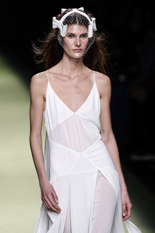 Escotes delicados y piezas superpuestas con transparencias en la colección otoño/invierno 2023/24 que la diseñadora Teresa Helbig ha presentado en la Mercedes Benz Fashion Week Madrid y que está inspirada en la figura histórica de Ana Bolena.