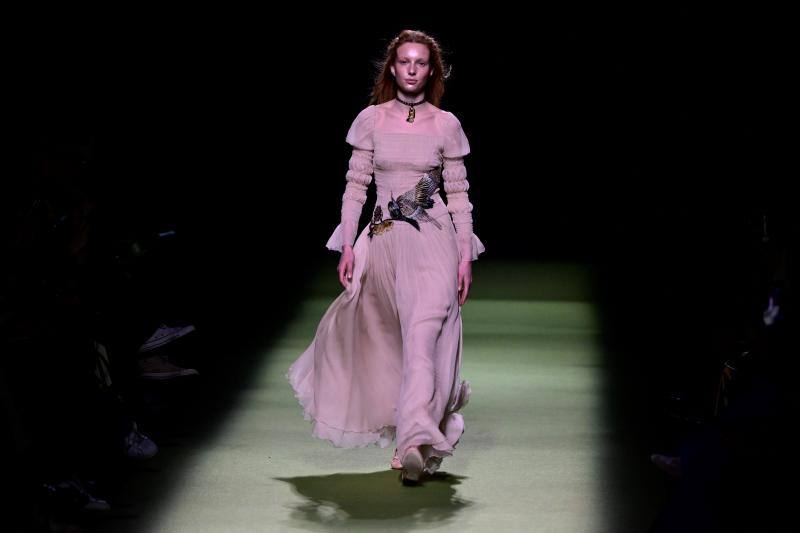 Vestidos vaporosos de tul en tonos rosados en la colección otoño/invierno 2023/24 que la diseñadora Teresa Helbig ha presentado en la Mercedes Benz Fashion Week Madrid y que está inspirada en la figura histórica de Ana Bolena.