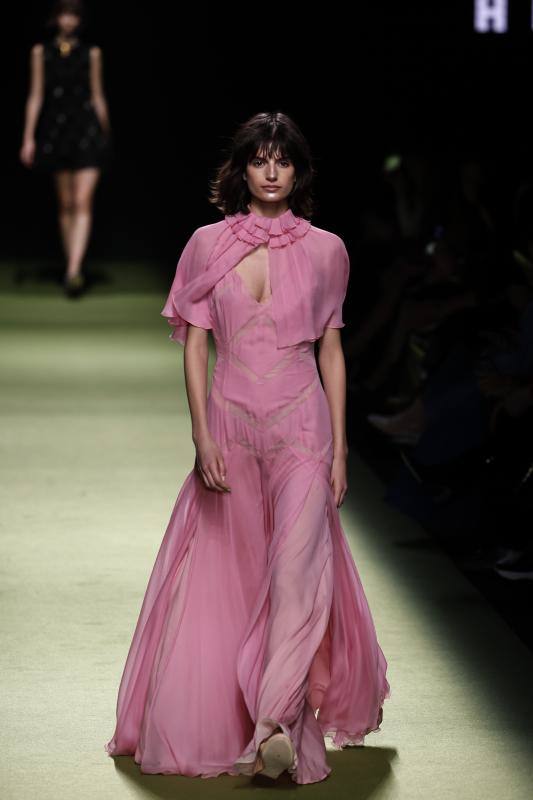 Vestidos vaporosos de tul en tonos rosados en la colección otoño/invierno 2023/24 que la diseñadora Teresa Helbig ha presentado en la Mercedes Benz Fashion Week Madrid y que está inspirada en la figura histórica de Ana Bolena.