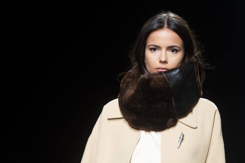 Pieles como accesorio, toque sofisticado en la colección otoño/invierno 2023 de Roberto Torretta presentada en la MBFWMadrid