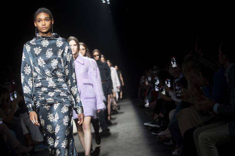 Los tonos neutros y las texturas de crepe chino cobran protagonismo en la colección otoño/invierno 2023 de Roberto Torretta presentada en la MBFWMadrid