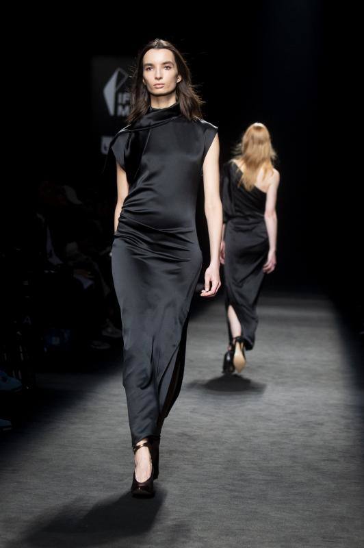 Una modelo, desfilando con un diseño en negro, color fetiche en la colección otoño/invierno 2023 de Roberto Torretta presentada en la MBFWMadrid