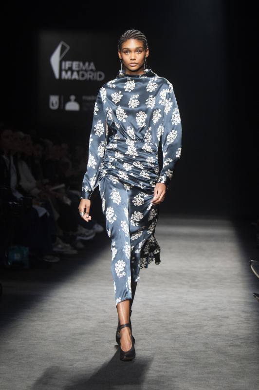 Los tejidos satinados, como el crepe de china del diseño que luce la modelo, también presentes en la colección otoño/invierno 2023 de Roberto Torretta presentada en la MBFWMadrid