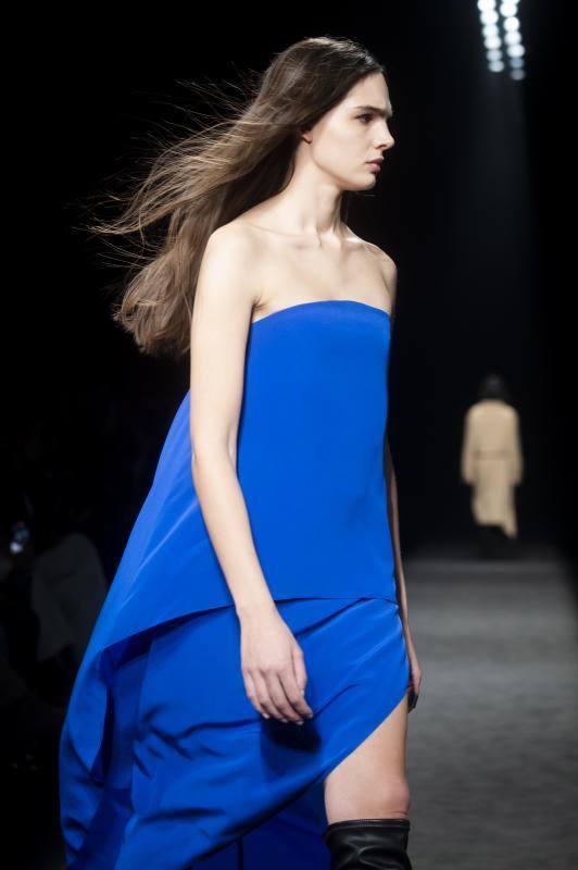 Una modelo, desfilando con un diseño en tonos azul cerúleo, uno de los tonos inspirados en en la colección otoño/invierno 2023 de Roberto Torretta presentada en la MBFWMadrid