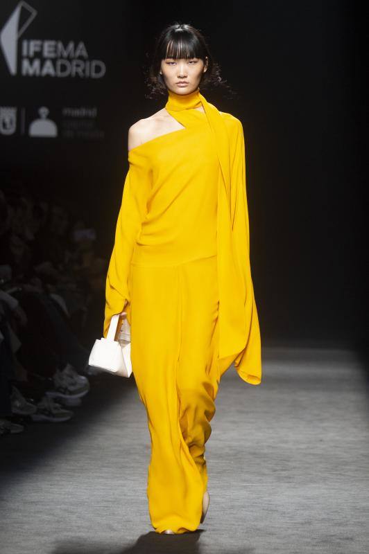 Los tonos neutros, como el amarillo intenso que luce la modelo, son una constante en la colección otoño/invierno 2023 de Roberto Torretta presentada en la MBFWMadrid