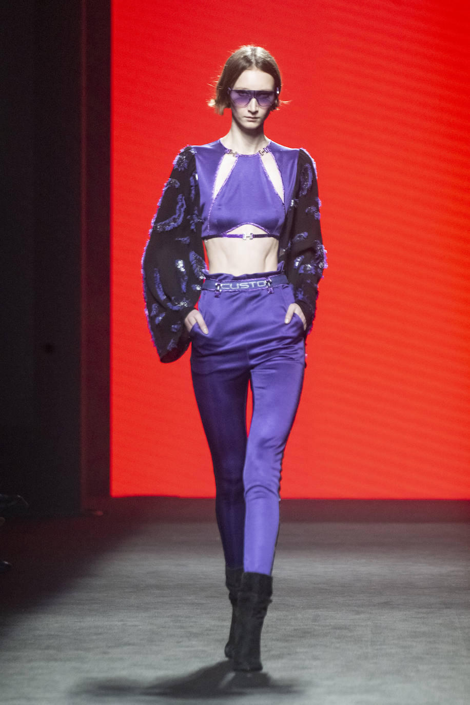 Custo Barcelona otoño/invierno 23/24. Conjunto en color morado de pantalón ajustado y original top con mangas y aberturas en forma de 'cut out'. 