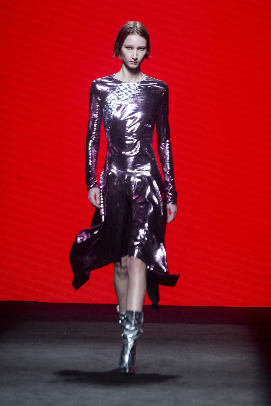 Custo Barcelona otoño/invierno 23/24. Vestidos que se ajustan a las siluetas femeninas. 