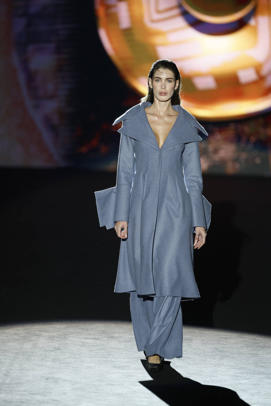 Fely Campo otoño/invierno 23/24. La colección se divide en tres momentos: la mañana, la tarde y la noche, y prentende reflejar lo sensorial del acto de vestirse a diario. 