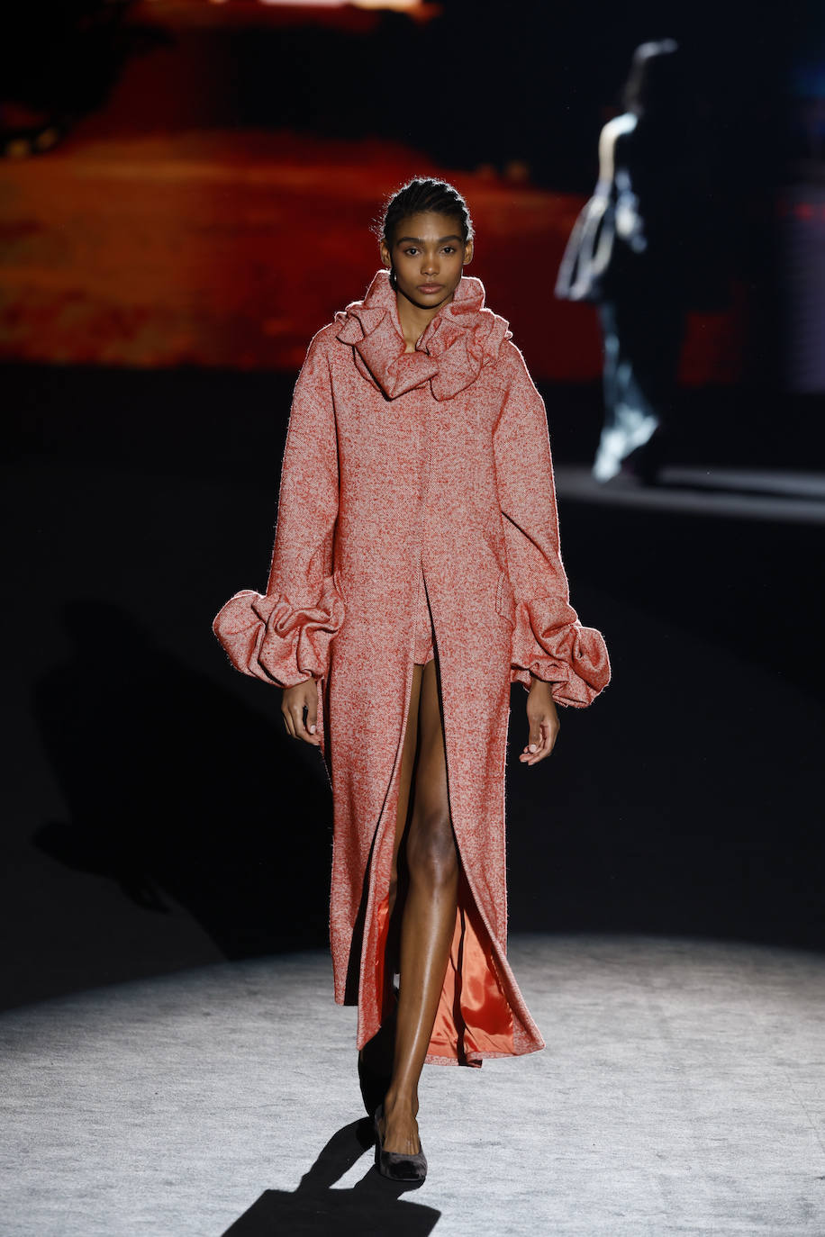 Fely Campo otoño/invierno 23/24. Los volúmenes también están presentes en esta colección, en forma de volantes en el cuello y en las mangas como en este abrigo. 