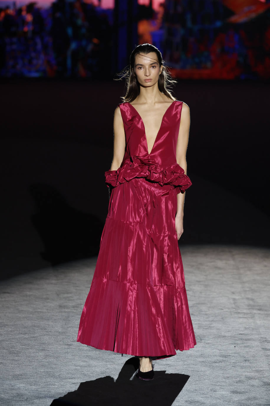 Fely Campo otoño/invierno 23/24. Entre los 25 looks que ha presentado, también hay propuestas de fiesta como este vestido con gran escote y volante en la cintura. 