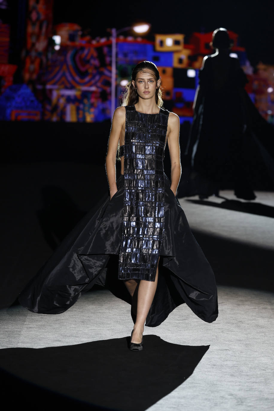 Fely Campo otoño/invierno 23/24. Por la noche, la diseñadora imagina a la mujer de negro, con tejidos brillantes y volúmenes teatrales. 