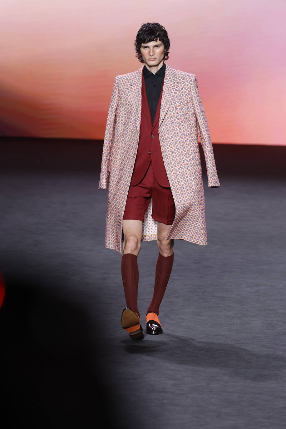 García Madrid otoño/invierno 23/24. Los pantalones cortos, combinados con chaquetas de traje y abrigos, representan la infancia. 