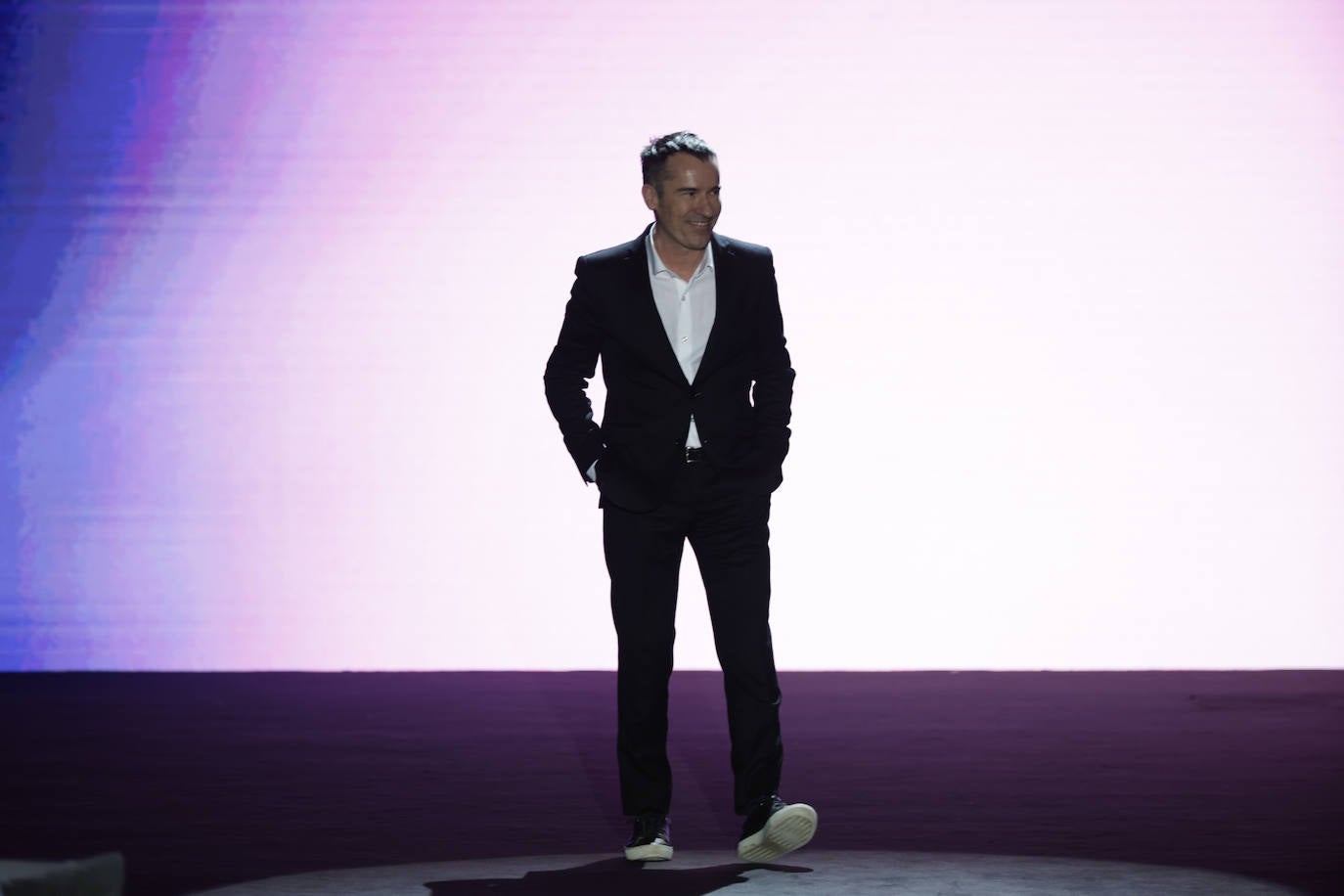 Manuel García, socio fundador y director creativo de García Madrid, sale a saludar al final del desfile. 