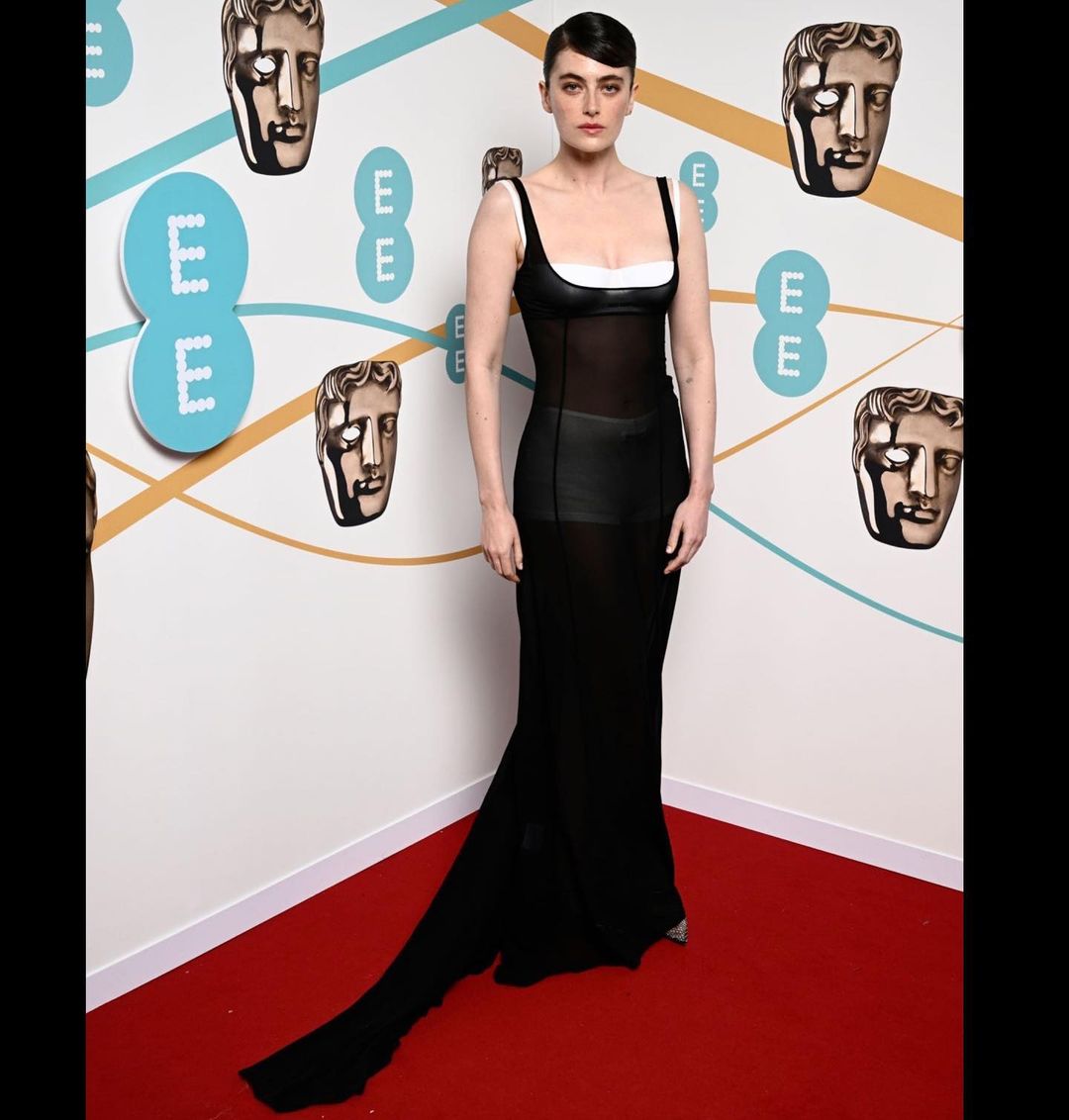 La actriz británica Millie Brady eligió un curiosos vestido negro transparente con ropa interior en color blanco. 