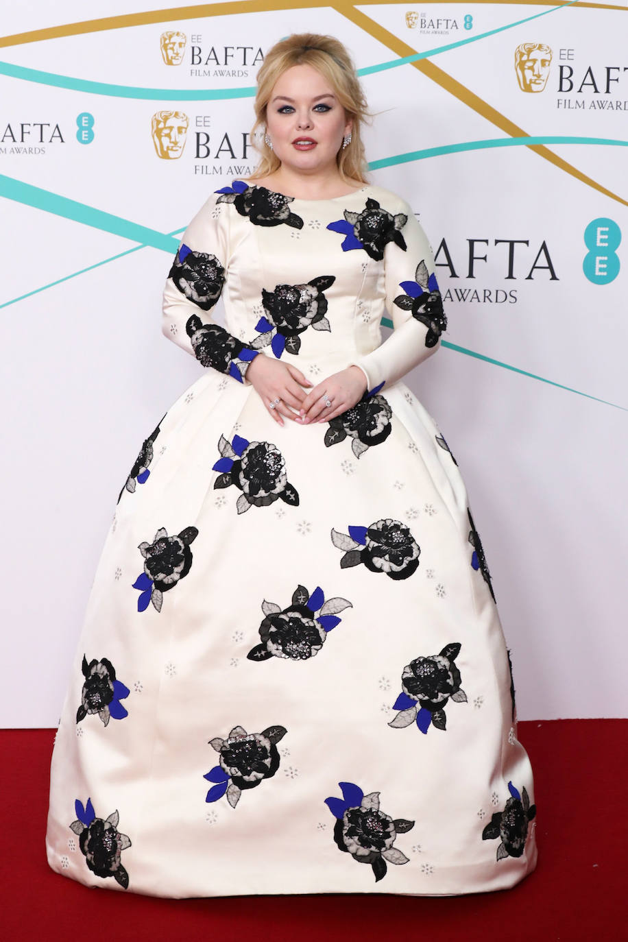 Nicola Coughlan eligió un llamativo vestido estampado de Valentino.