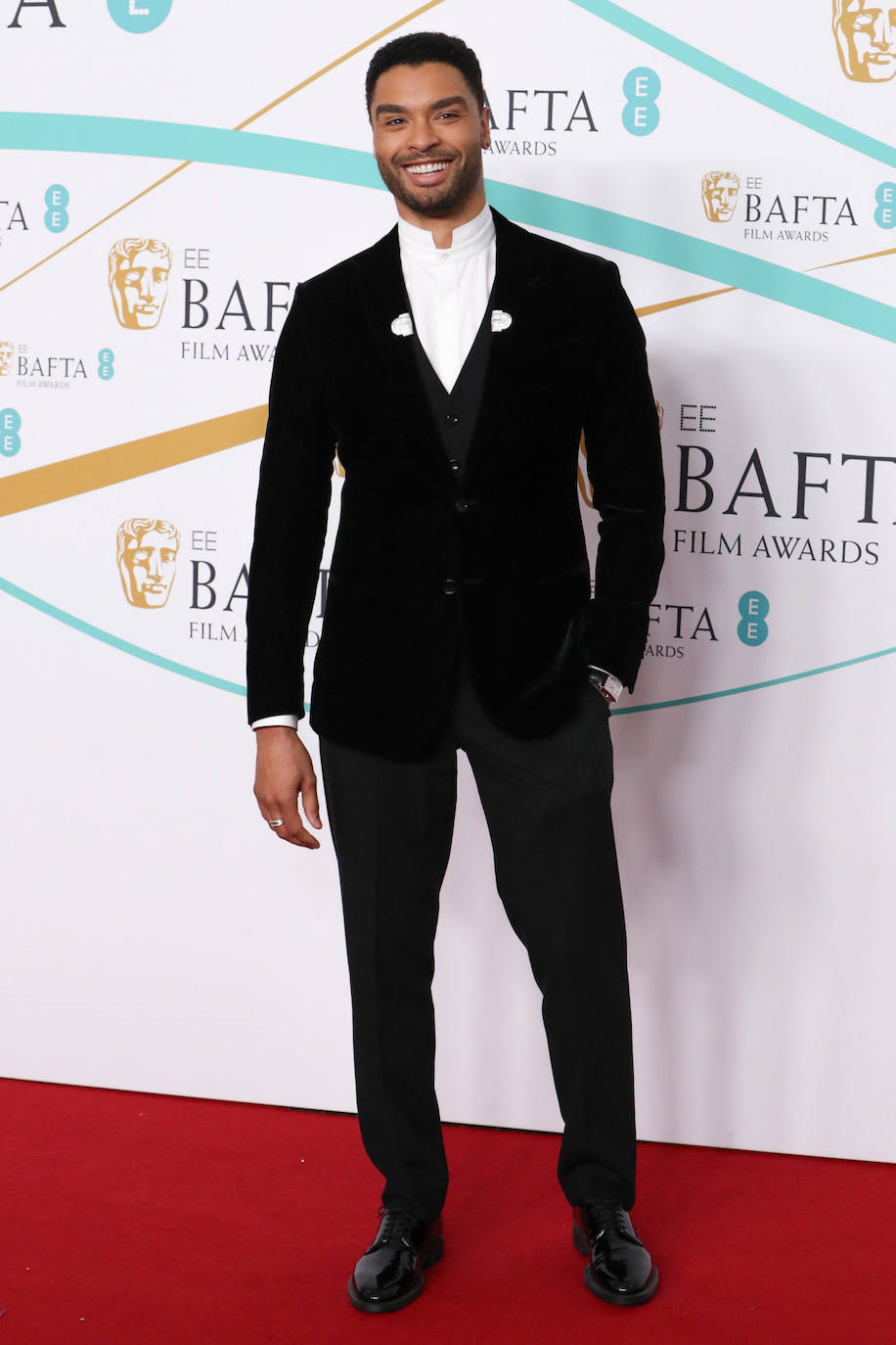 Rege-Jean Page con un elegante estilismo en la alfombra roja de los Bafta 2023. 