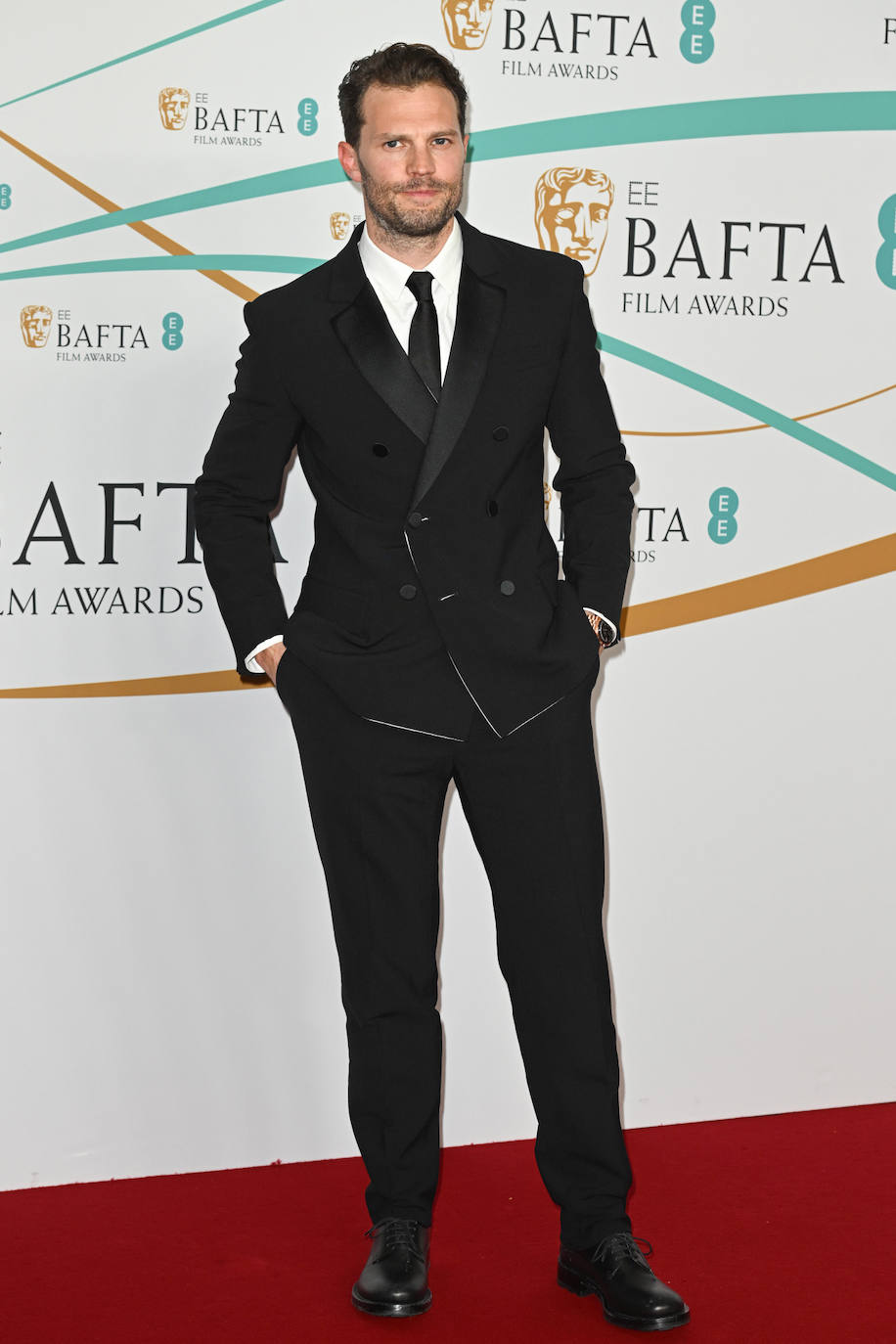 Jamie Dornan con un elegante traje en color negro. 