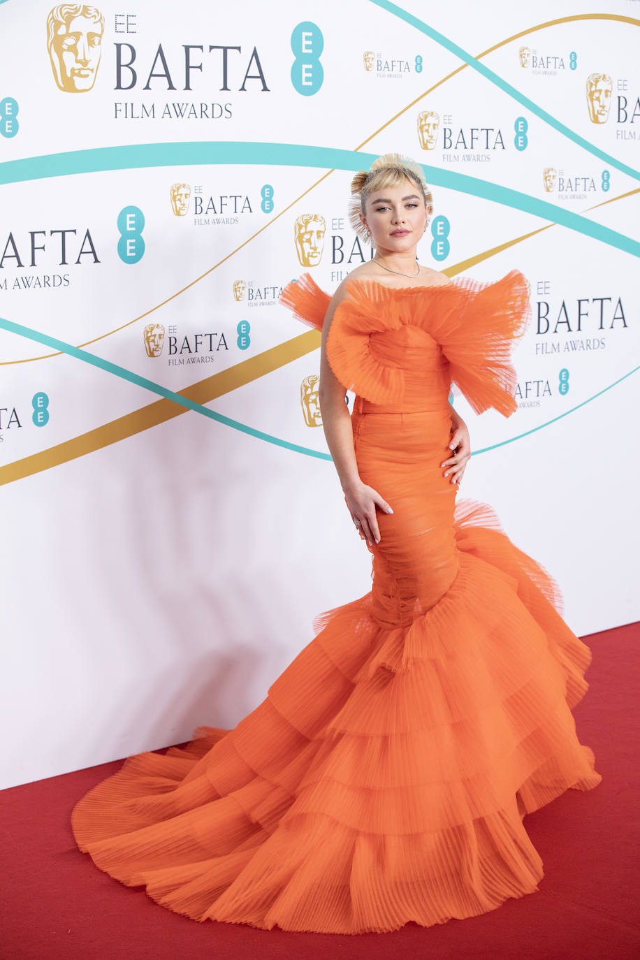 Florence Pugh le puso color a la alfombra roja con diseño en color naranja de Nina Ricci y joyas de Tiffany & Co.