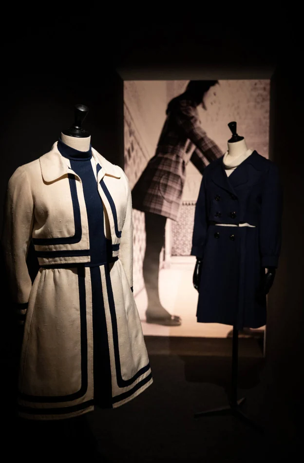 En primer plano, conjunto de vestido y chaqueta en tafetán de algodón y lino de Elio Berhanyer (1970), del Museo del Traje de Madrid.