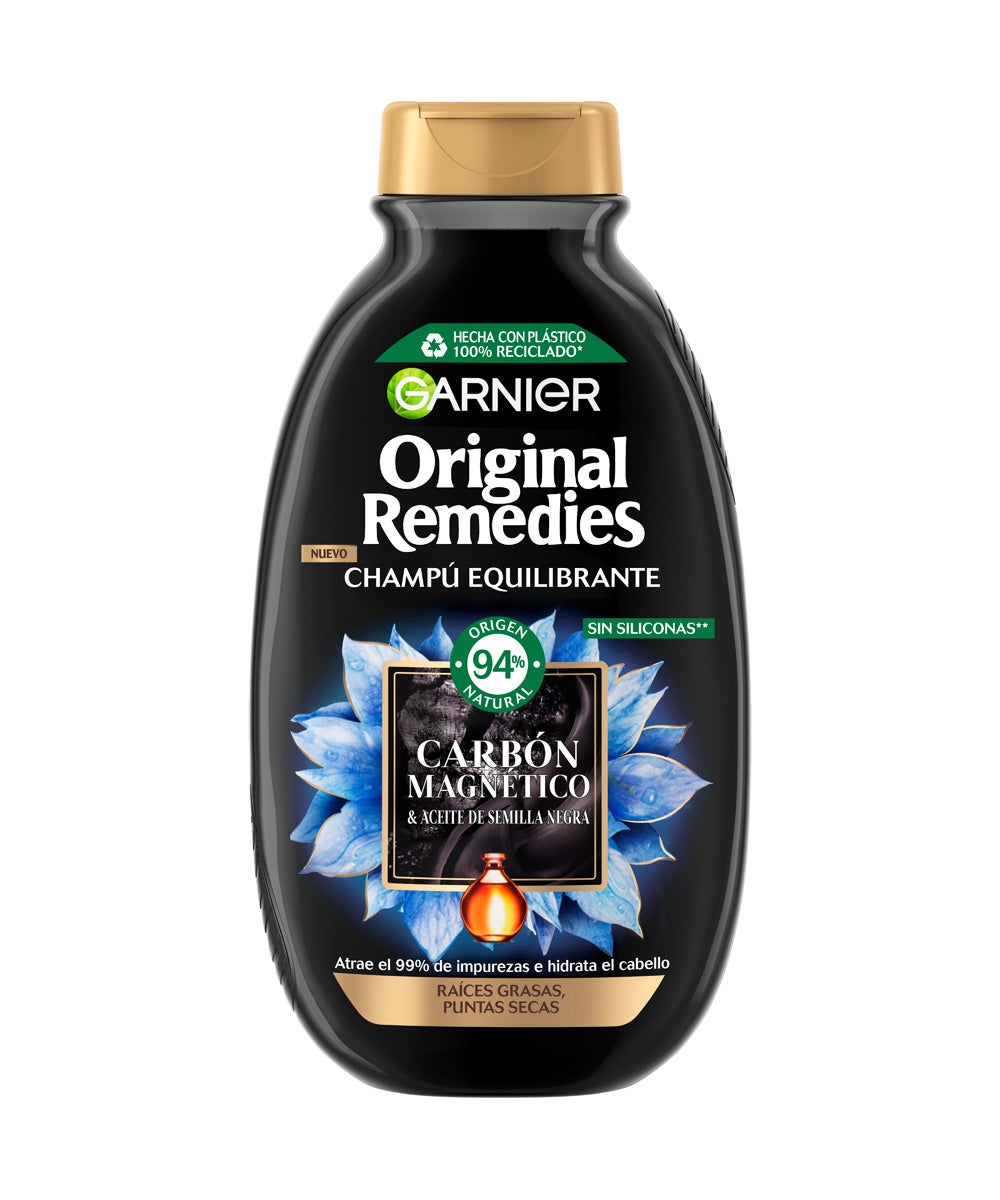 Champú equilibrante Carbón Magnético Original Remedies de Garnier (3,20 €). Formulado con carbón purficante de origen japonés, que ayuda a regular los niveles de grasa del cuero cabelludo, y aceie de semilla negra de flor de nigella, cultivado en Egipto, que hidrata y aporta elasticidad al pelo. Ideal para personas con raíces grasas y puntas secas. La línea también tiene champú sólido, acondicionador y mascarilla.