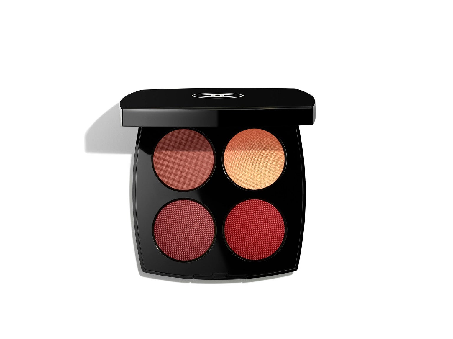 Paleta de sombras y coloretes Les 4 Rouges Yeux et Joues de Chanel (80 €). Con cuatro tonos que sirven tanto para aplicar en las mejillas, como en el párpado, y que se pueden combinar fácilmente para conseguir un look de maquillaje primaveral y sofisticado.