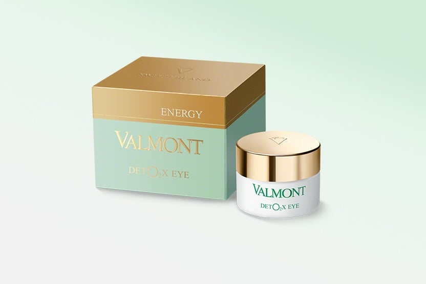 Crema contorno de ojos Deto2X Eye de Valmont (178 €, 12 ml). Con su exclusiva textura cremosa enriquecida con oxígeno, devuelve la luminosidad a las miradas cansadas, eliminando las ojeras y proporcionando una experiencia sensorial fresca y vigorizante.