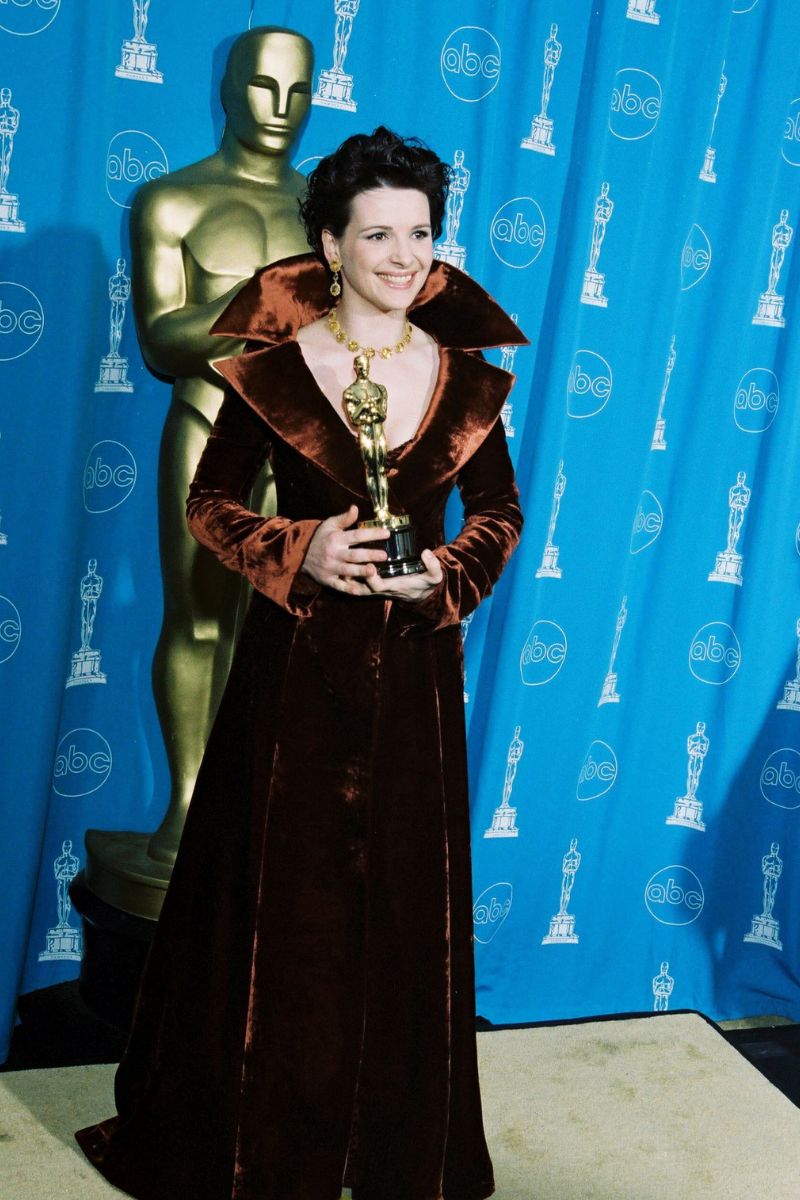 Juliette Binoche en 1997. Binoche se llevó ese año la estatuilla a casa, pero si por algo será recordada esa edición es por su estrambótico vestido de terciopelo burdeos, cuyo patrón parecía sacado del vestidor del mismísimo conde Drácula.