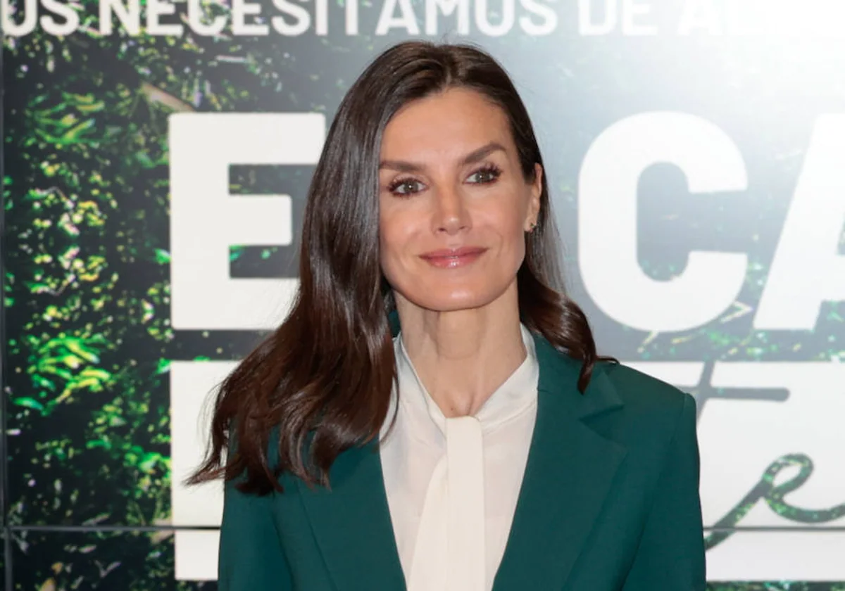 Doña Letizia con traje de chaqueta monocolor y blusa con lazada en la proyección del documental 'El camino interior' en el Espacio Fundación Telefónica de Madrid.