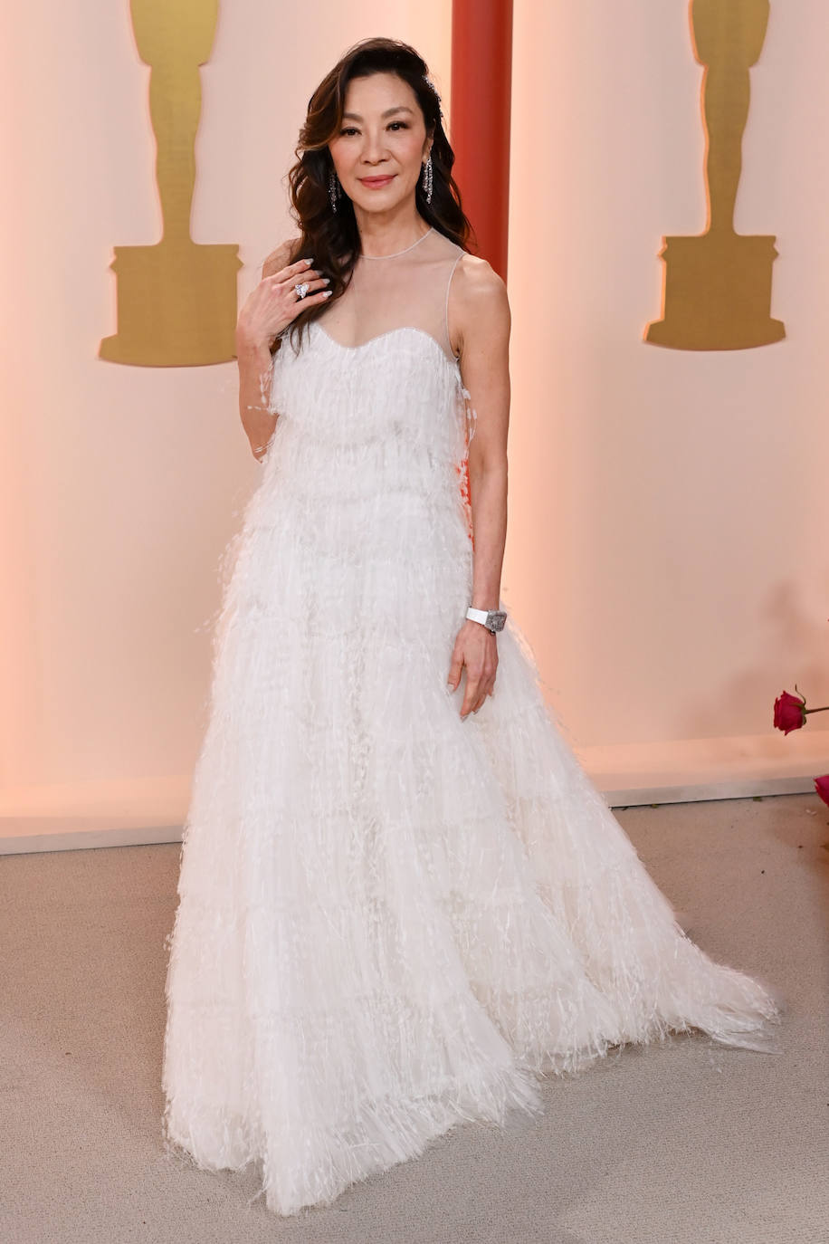 Michelle Yeoh, de Dior en los Oscar. El vestido que llevó fue fabricado mediante una técnica de superposición de capas que llevó 200 horas de trabajo y 450 de bordado a mano previas en los tejidos. 