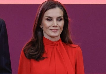 La reina estrena vestido rojo con un detalle que adoran las 'royals'