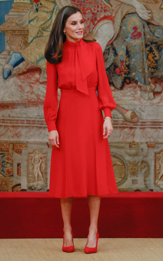La reina estrena vestido rojo con un detalle que adoran las 'royals'