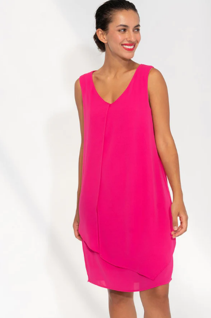 Vesido corto fucsia con tirante ancho: 99 euros en Tinta y Bariloche.
